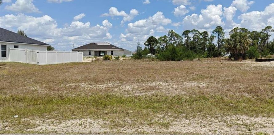 Land in Cape Coral, Florida № 1245765