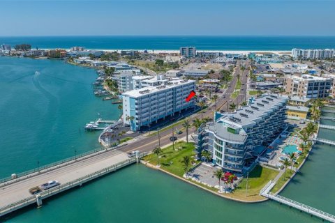 Condo in Treasure Island, Florida, 2 bedrooms  № 2217197