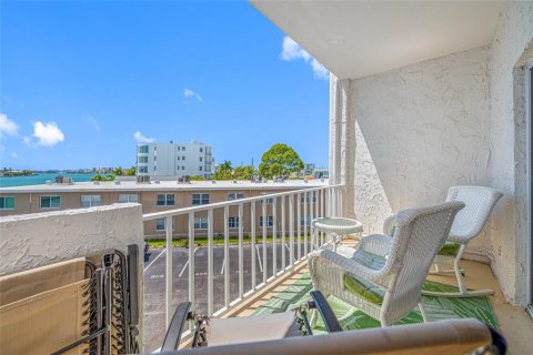 Купить кондоминиум в Трежер-Айленд, Флорида 8 комнат, 98.01м2, № 2217197 - фото 18