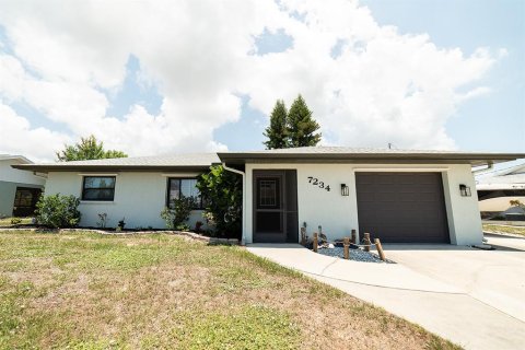 House in Englewood, Florida 2 bedrooms, 134.52 sq.m. № 1689869 - photo 1