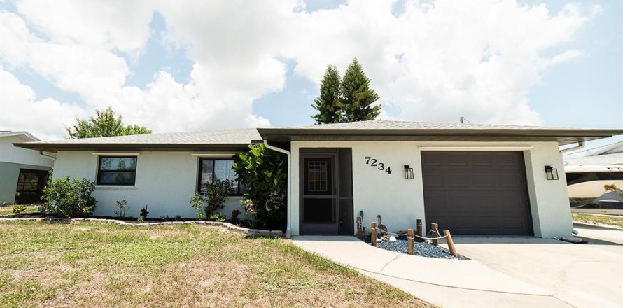 House in Englewood, Florida 2 bedrooms, 134.52 sq.m. № 1689869