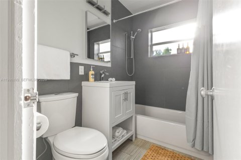 House in Fort Lauderdale, Florida 2 bedrooms, 100.33 sq.m. № 2058521 - photo 25