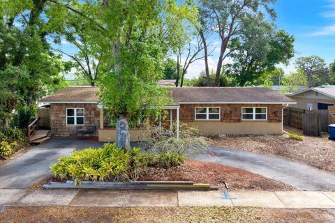 House in Saint Petersburg, Florida 3 bedrooms, 130.71 sq.m. № 2221639
