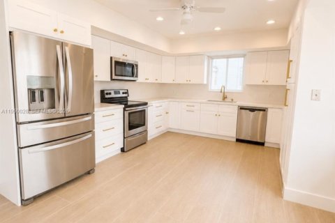 Casa en alquiler en Coral Gables, Florida, 4 dormitorios, 271.74 m2 № 2079150 - foto 5