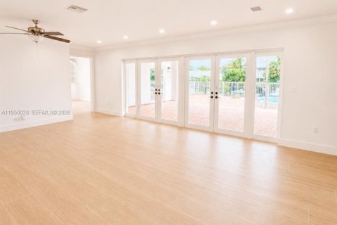 Casa en alquiler en Coral Gables, Florida, 4 dormitorios, 271.74 m2 № 2079150 - foto 3