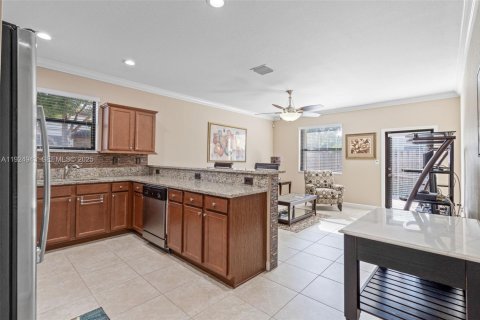 House in Miami, Florida 3 bedrooms, 171.31 sq.m. № 1983117 - photo 11