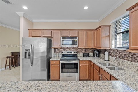 House in Miami, Florida 3 bedrooms, 171.31 sq.m. № 1983117 - photo 14