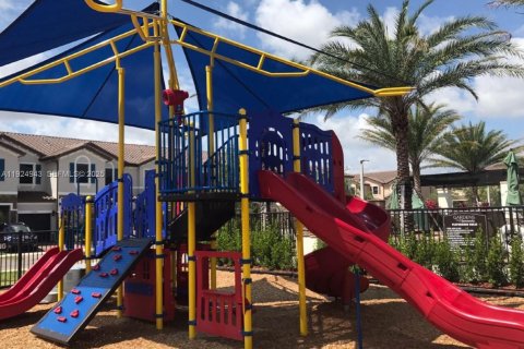 House in Miami, Florida 3 bedrooms, 171.31 sq.m. № 1983117 - photo 8