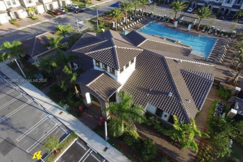 House in Miami, Florida 3 bedrooms, 171.31 sq.m. № 1983117 - photo 4