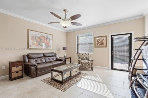 House in Miami, Florida 3 bedrooms, 171.31 sq.m. № 1983117 - photo 15