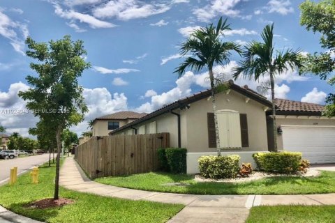 House in Miami, Florida 3 bedrooms, 171.31 sq.m. № 1983117 - photo 2