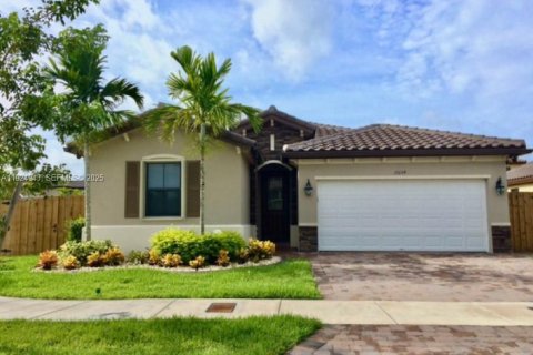 House in Miami, Florida 3 bedrooms, 171.31 sq.m. № 1983117 - photo 1