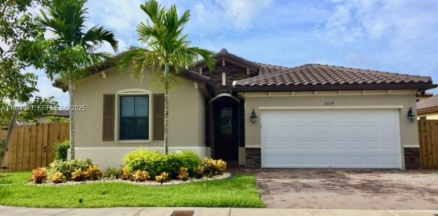 House in Miami, Florida 3 bedrooms, 171.31 sq.m. № 1983117