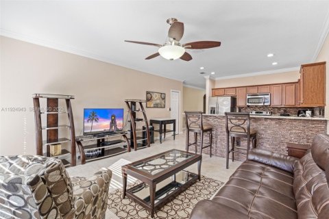 House in Miami, Florida 3 bedrooms, 171.31 sq.m. № 1983117 - photo 17