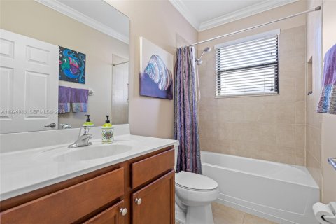 House in Miami, Florida 3 bedrooms, 171.31 sq.m. № 1983117 - photo 28