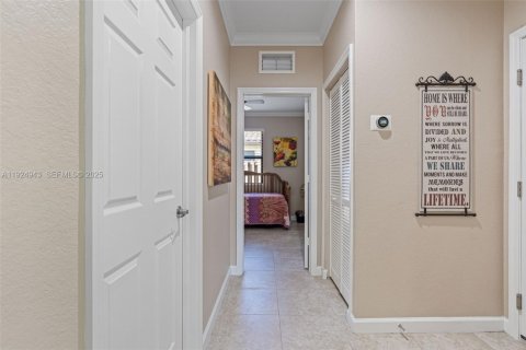 House in Miami, Florida 3 bedrooms, 171.31 sq.m. № 1983117 - photo 23