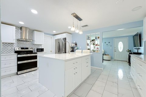 House in Holiday, Florida 3 bedrooms, 124.12 sq.m. № 2275473 - photo 2