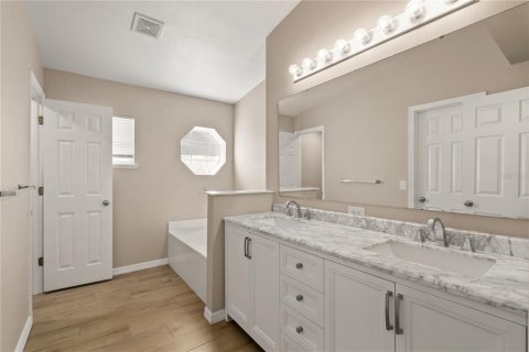 House in Minneola, Florida 4 bedrooms, 170.57 sq.m. № 1791315 - photo 17