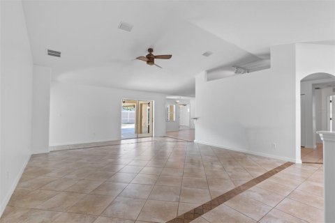 House in Palm Coast, Florida 4 bedrooms, 219.99 sq.m. № 2151656 - photo 8