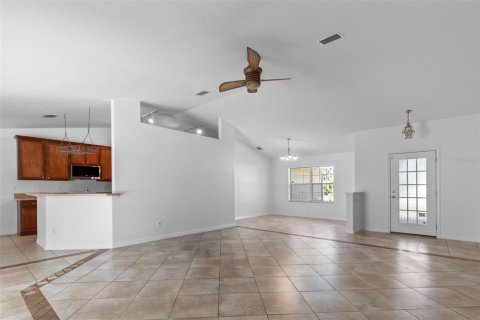 House in Palm Coast, Florida 4 bedrooms, 219.99 sq.m. № 2151656 - photo 6