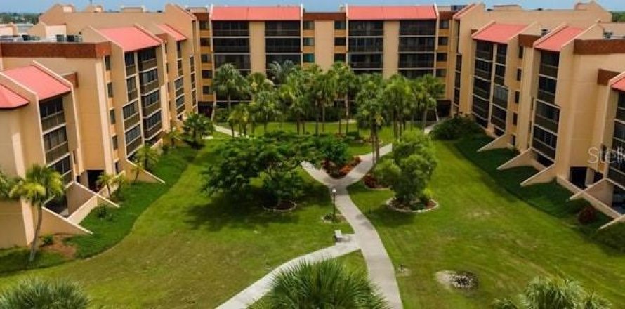 Condominio en Port Charlotte, Florida, 2 dormitorios № 1918719