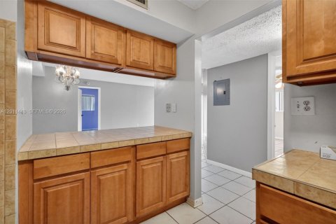 Condo in Miami, Florida, 2 bedrooms № 2075213 - photo 5