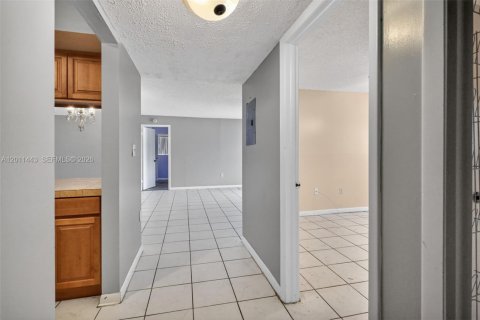 Condo in Miami, Florida, 2 bedrooms № 2075213 - photo 3