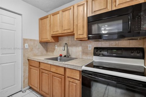 Condo in Miami, Florida, 2 bedrooms № 2075213 - photo 6