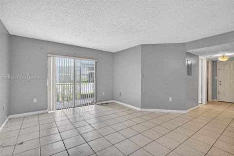 Condo in Miami, Florida, 2 bedrooms № 2075213 - photo 11