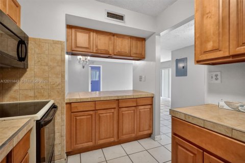 Condo in Miami, Florida, 2 bedrooms № 2075213 - photo 7