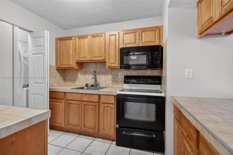 Condo in Miami, Florida, 2 bedrooms № 2075213 - photo 4