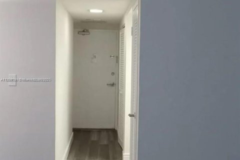 Villa ou maison à louer à Miami Beach, Floride: 61.59 m2 № 1938821 - photo 12