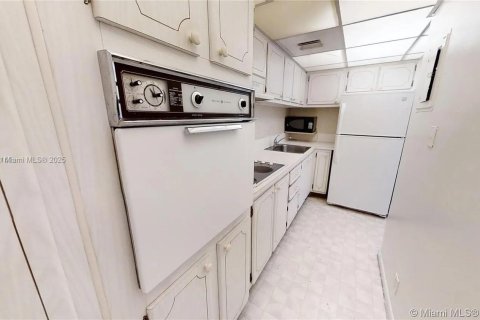 Casa en alquiler en Miami Beach, Florida, 61.59 m2 № 1938821 - foto 18