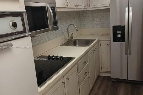 Casa en alquiler en Miami Beach, Florida, 61.59 m2 № 1938821 - foto 1