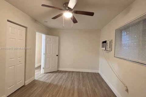 Снять в аренду виллу или дом в Майами-Шорс, Флорида 3 спальни, 139.35м2, № 1992535 - фото 9