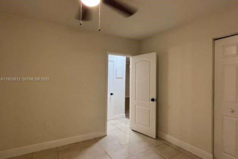 Снять в аренду виллу или дом в Майами-Шорс, Флорида 3 спальни, 139.35м2, № 1992535 - фото 17