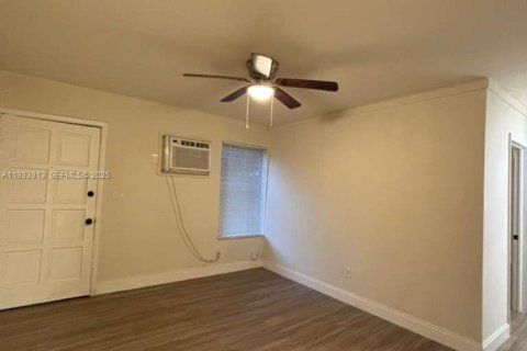 Снять в аренду виллу или дом в Майами-Шорс, Флорида 3 спальни, 139.35м2, № 1992535 - фото 4