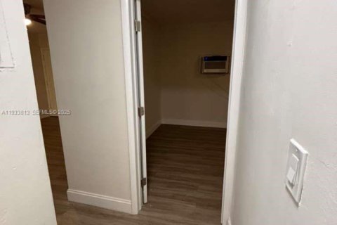 Снять в аренду виллу или дом в Майами-Шорс, Флорида 3 спальни, 139.35м2, № 1992535 - фото 7