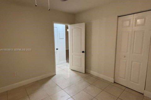 Снять в аренду виллу или дом в Майами-Шорс, Флорида 3 спальни, 139.35м2, № 1992535 - фото 15