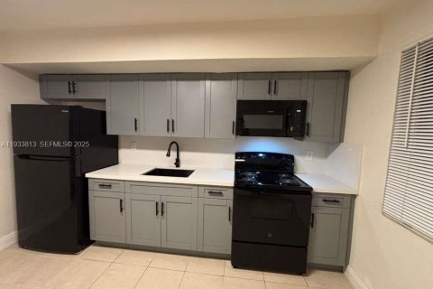 Снять в аренду виллу или дом в Майами-Шорс, Флорида 3 спальни, 139.35м2, № 1992535 - фото 1