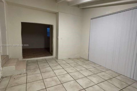 Снять в аренду виллу или дом в Майами-Шорс, Флорида 3 спальни, 139.35м2, № 1992535 - фото 24