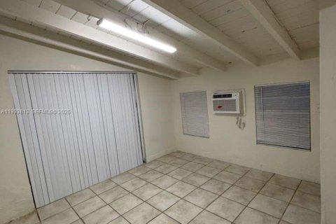 Снять в аренду виллу или дом в Майами-Шорс, Флорида 3 спальни, 139.35м2, № 1992535 - фото 25