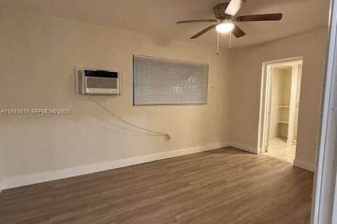 Снять в аренду виллу или дом в Майами-Шорс, Флорида 3 спальни, 139.35м2, № 1992535 - фото 8