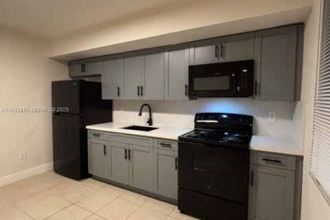 Снять в аренду виллу или дом в Майами-Шорс, Флорида 3 спальни, 139.35м2, № 1992535 - фото 2