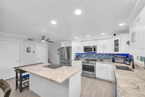 Townhouse in Seminole, Florida 3 bedrooms, 170.85 sq.m. № 2100848 - photo 10