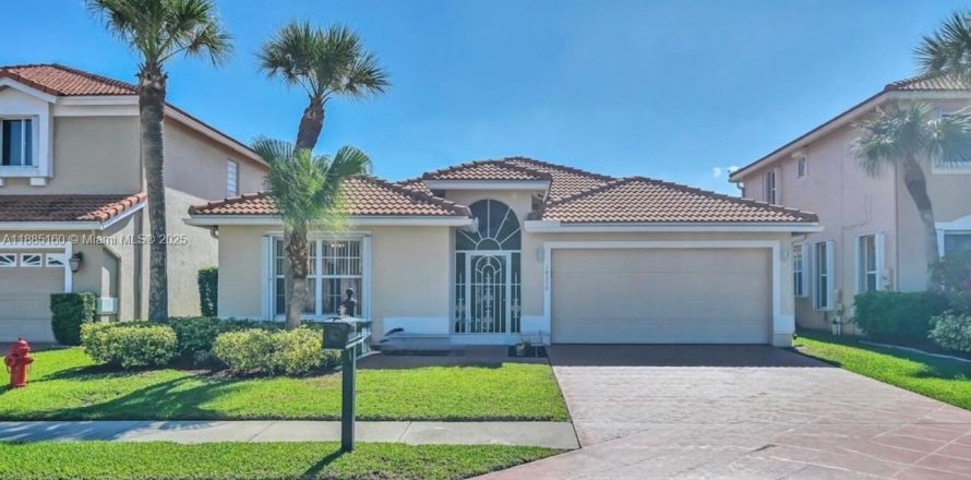 House in Boca Raton, Florida 3 bedrooms, 173.17 sq.m. № 1930627