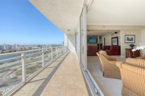 Condo in Sarasota, Florida, 4 bedrooms  № 1409656 - photo 15