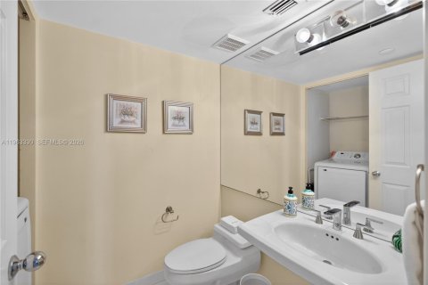 Condo in Aventura, Florida, 2 bedrooms  № 2028706 - photo 23