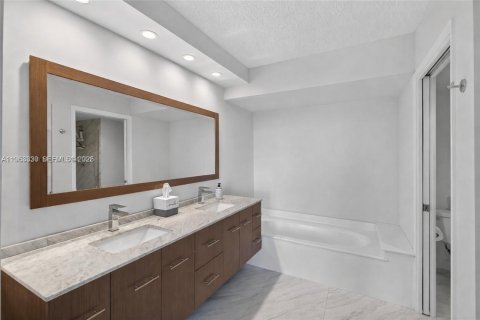 Condo in Aventura, Florida, 2 bedrooms  № 2028706 - photo 15