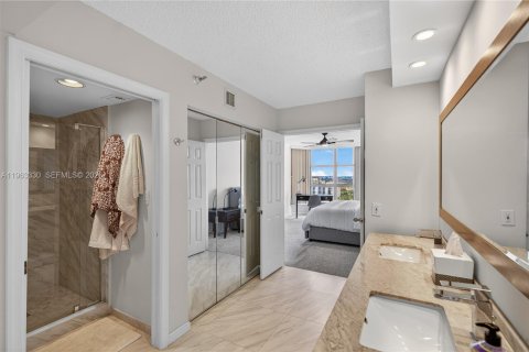 Condo in Aventura, Florida, 2 bedrooms  № 2028706 - photo 16